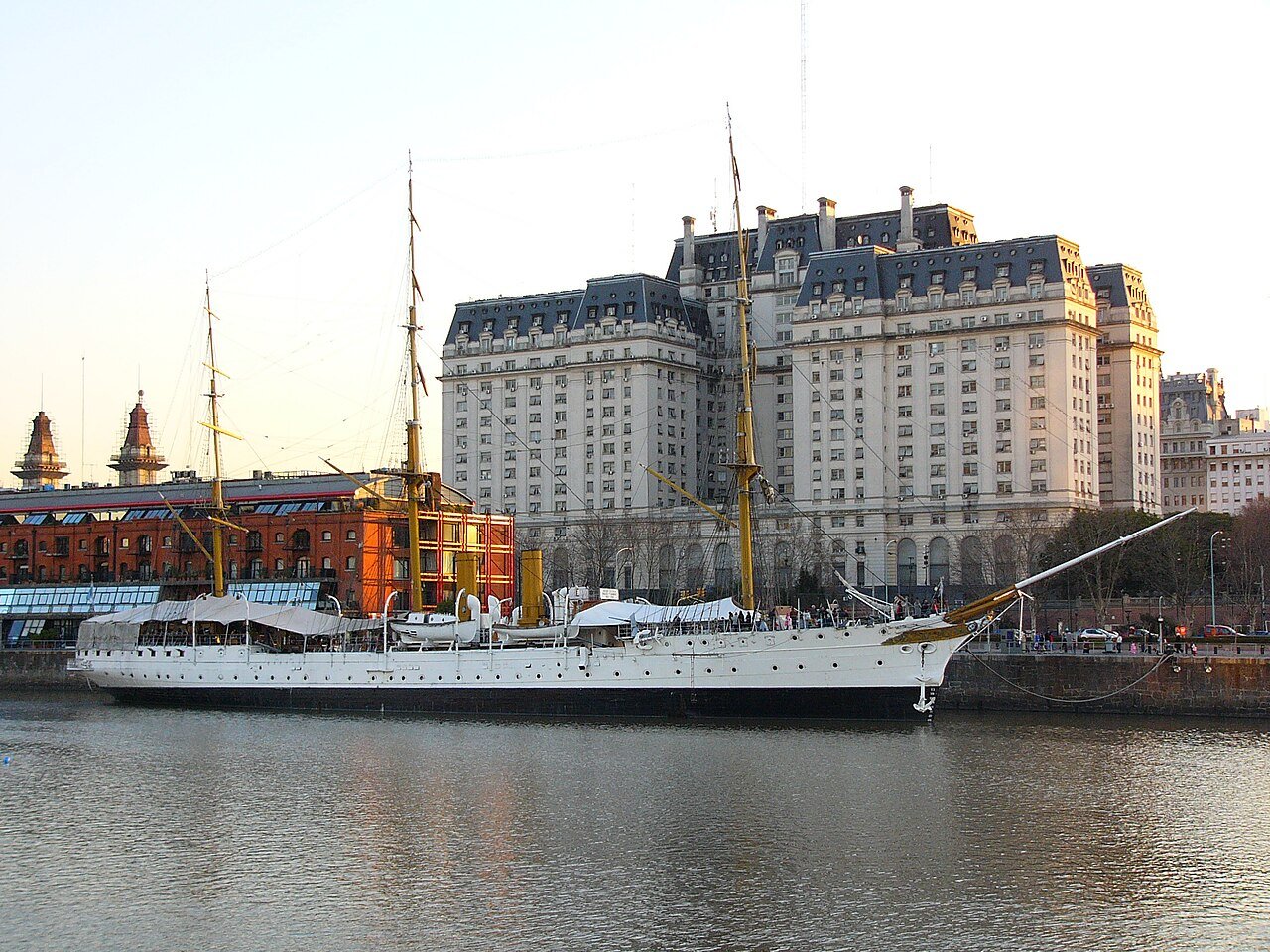Fragata Sarmiento y Edificio Libertador, Puerto Madero