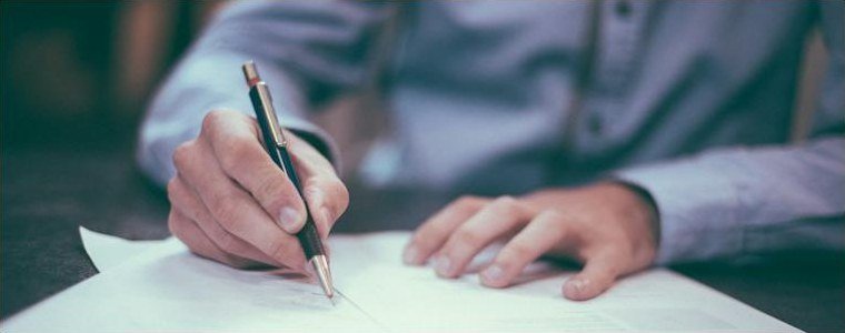 Profesional firmando documentos